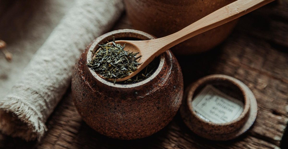 富二代官网 数据看板风格插画：秋季围炉煮茶局的选茶、选器、组局人数与人均花费区间以图表形式排列在暖色背景上